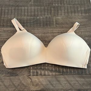 Cacique Lightly Lined T-Shirt No Wire Bra Size 46D